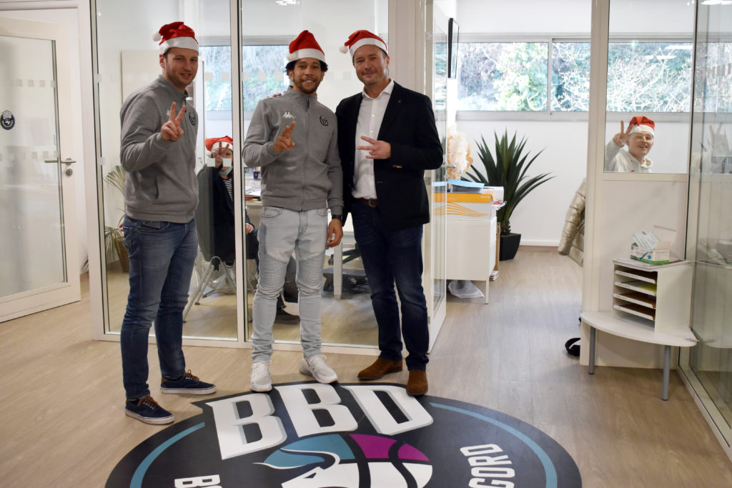 Laurent SERRES (Président), Nic Moore, Jérémy SARRE (Directeur Sportif Adjoint) mais aussi Sophie (Secrétariat et responsable billetterie) et Arthur (chargé RSE) vous souhaitent un Joyeux Noël ✌️ !